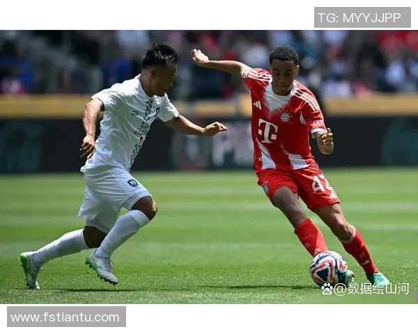 足球明星在比赛中意外露鸟撒尿引发热议球迷反应各异成社交媒体热门话题